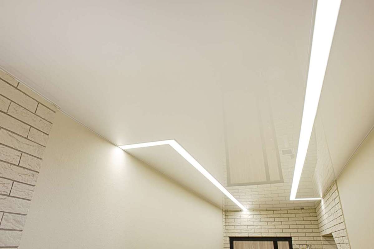 Световые линии на натяжном потолке: современное решение для элегантного интерьера